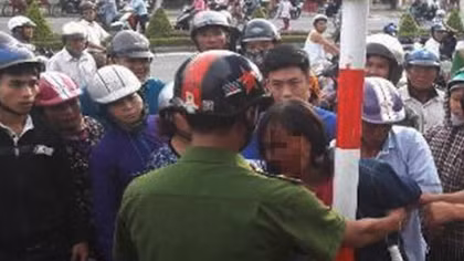 Người dân bắt trói một phụ nữ đòi ôm con 2 tuổi nhẩy cầu tự tử