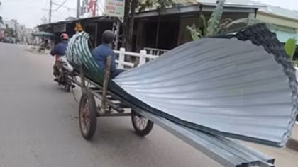 Lãnh đòn từ "máy chém" trên đường phố