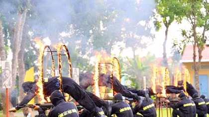 Mãn nhãn xem màn trình diễn của Trung đoàn CSCĐ Tây Nam Bộ