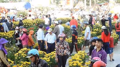 Chen chân ở chợ hoa chiều 30 Tết