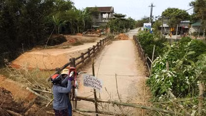 Sập cầu khiến hàng nghìn người dân gặp khó khăn