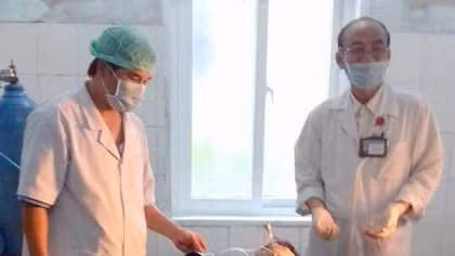 Cứu sống một bệnh nhân bị máy cắt cỏ cắt lìa khí quản