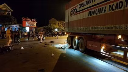 Va chạm xe đầu kéo, 3 thanh niên thương vong