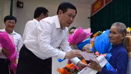 Tặng quà các Bà mẹ Việt Nam Anh hùng tại Quảng Trị