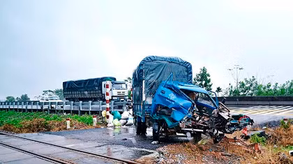 Va chạm với tàu hỏa, tài xế xe tải may mắn thoát chết
