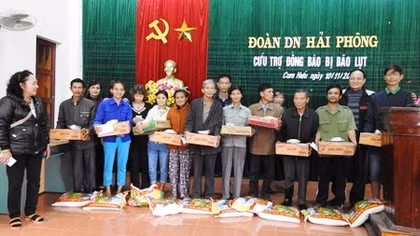 Gia đình một cán bộ Công an chia sẻ khó khăn với đồng bào Quảng Trị bị lũ lụt