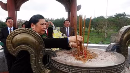 Phó chủ tịch Quốc hội Tòng Thị Phóng tri ân các Anh hùng liệt sĩ tại Quảng Trị