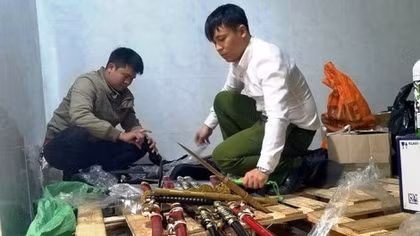 Phát hiện cửa hàng tạp hóa chứa cả kho vũ khí “nóng”