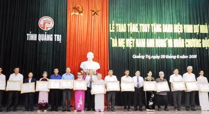 Trao tặng và truy tặng 103 Bà mẹ Việt Nam Anh hùng Bà mẹ ở Quảng Trị 