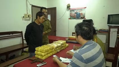 "Trùm" ma túy người nước ngoài mang theo súng vận chuyển 100 nghìn viên ma túy