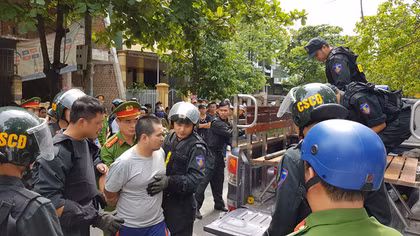 Phê ma túy chém nhiều ô tô, cầm dao múa trước cổng trường 