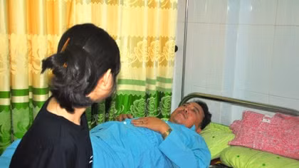Chủ cửa hàng tạp hóa đánh gãy răng khách hàng 