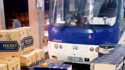 Phát hiện vụ vận chuyển hơn 1.000 chai rượu lậu