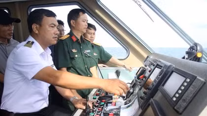 Hạ thủy đưa vào hoạt động tàu du lịch Cồn Cỏ