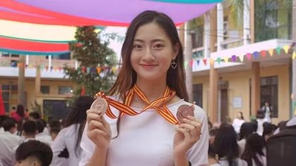 Loạt thành tích học tập khủng của Hoa hậu Lương Thùy Linh