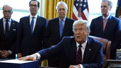 Tổng thống Trump ký chi 900 tỷ USD cứu trợ COVID-19