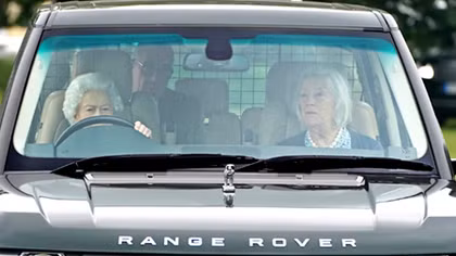 Nữ hoàng Anh tự lái siêu xe Range Rover đi xem đua ngựa
