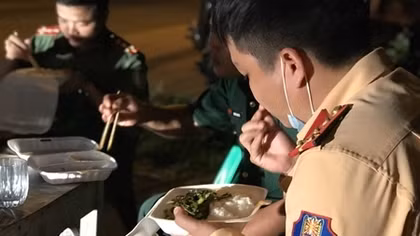 Những bữa ăn vội nơi tuyến đầu chống dịch
