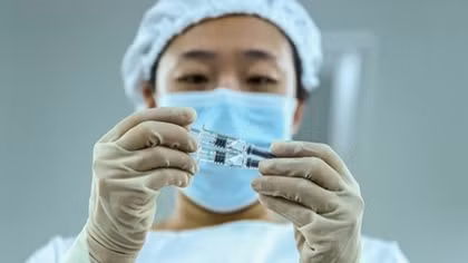 Trung Quốc phê duyệt vaccine COVID-19 của Sinopharm