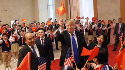 Tổng thống Trump gây sốt mạng với lá cờ Việt Nam trên tay