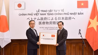 Việt Nam trao tặng vật tư y tế phòng chống COVID-19 cho Nhật Bản
