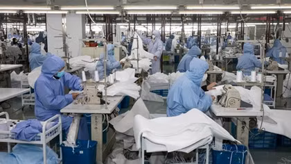 Nhà máy sản xuất điện thoại, ô tô, tã lót chuyển sang làm khẩu trang