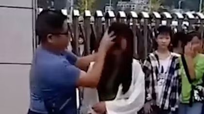 Dùng khăn "tẩy trang" cho học sinh, giáo viên Trung Quốc gây tranh cãi