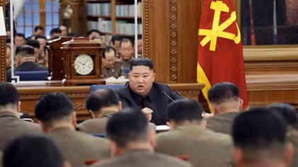 Chủ tịch Triều Tiên Kim Jong-un họp với quan chức quân sự