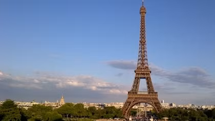 Tháp Eiffel mở cửa trở lại sau 9 tháng đóng cửa vì COVID-19