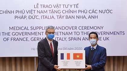 Việt Nam trao tặng 550.000 khẩu trang cho một số nước châu Âu