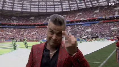 Hành động khó hiểu của Robbie Williams tại Lễ khai mạc World Cup 2018