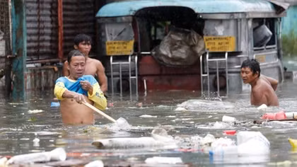 Người dân Philippines khổ sở vì cơn bão Sơn Tinh