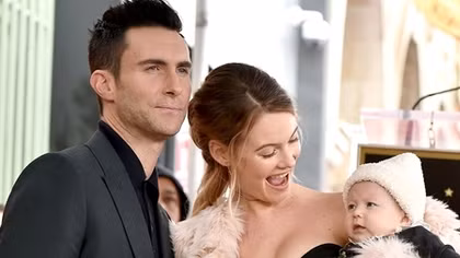 Thiên thần nội y Behati Prinsloo lần đầu khoe ảnh con gái mới sinh