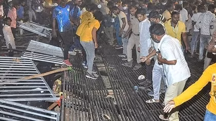 Khán đài sân vận động bất ngờ đổ sập, hơn 100 người bị thương