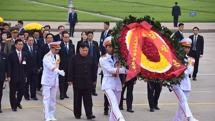 Ông Kim Jong-un viếng đài liệt sĩ Bắc Sơn và lăng Chủ tịch Hồ Chí Minh