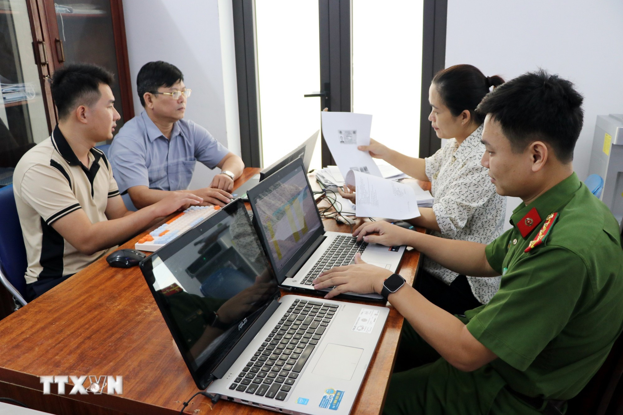 Các cán bộ xã Kim Thành, Hải Phòng, khẩn trương cập nhật dữ liệu, bổ sung thông về cơ sở dữ liệu đất đai của xã. (Ảnh: Mạnh Tú/TTXVN)