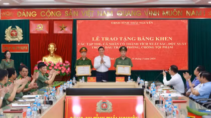 Đồng chí Vương Quốc Tuấn, Chủ tịch UBND tỉnh Thái Nguyên trao tặng Bằng khen cho các tập thể, cá nhân có thành tích xuất sắc.