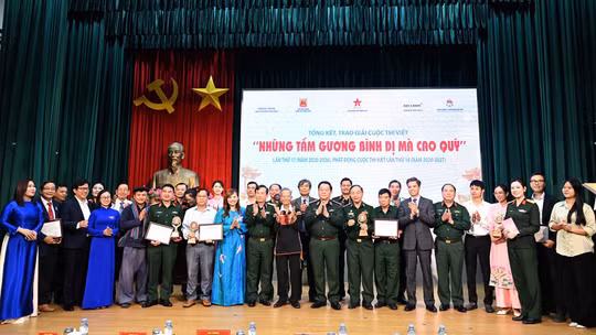 Trao giải Cuộc thi viết “Những tấm gương bình dị mà cao quý” lần thứ 17