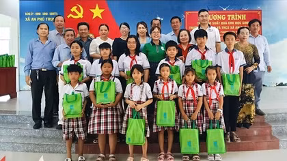 Giáo dục Phương Nam đồng hành sẻ chia với học sinh nghèo