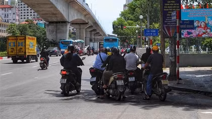 Người Hà Nội trong ngày nóng hơn 40 độ C