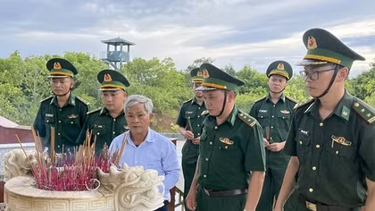 Tên cha còn đó, giữa đảo đá và biển xanh