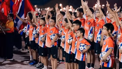 Câu chuyện phía sau đêm khai mạc giải bóng đá rực rỡ
