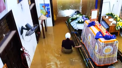 Chợ ở Huế nước ngập chạm nóc, người dân khiêng quan tài lên ghe tránh lũ