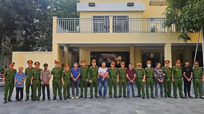 Bắt tạm giam thêm 34 bị can trong đường dây buôn lậu xăng dầu “khủng”