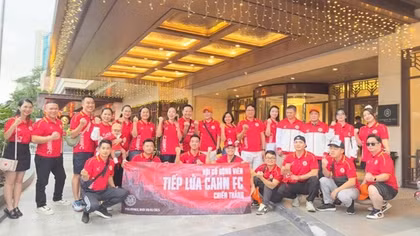 Cổ động viên “tiếp lửa” cho CLB Công an Hà Nội trên đất Philippines