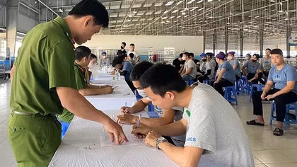 Công an Quảng Nam đến khu trọ xét nghiệm ma tuý cho hàng trăm công nhân