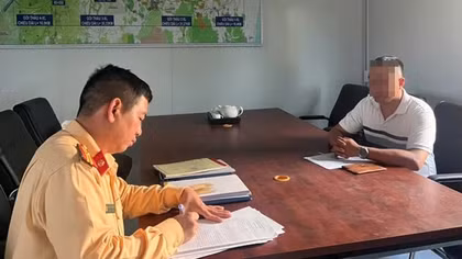 Tài xế xe khách chạy ẩu, tạt đầu ô tô con trên cao tốc
