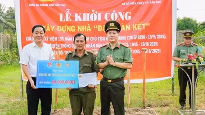 Công an TP Cần Thơ tặng nhà Đại đoàn kết tại huyện Phong Điền
