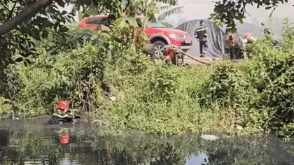 Cảnh sát ngâm mình dưới mương nước để chữa cháy vựa ve chai