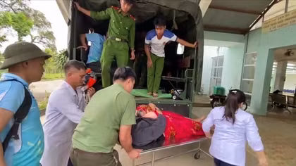 Trên đường giúp dân làm nhà, các chiến sĩ Công an giúp sản phụ đỡ đẻ